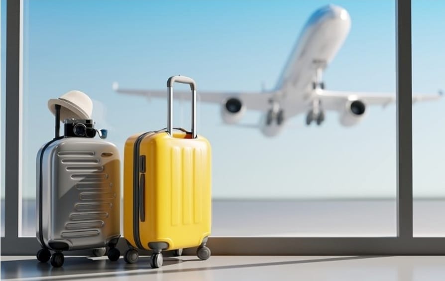 Koferi u terminalu Zračne luke Zagreb i avion pri polijetanju
